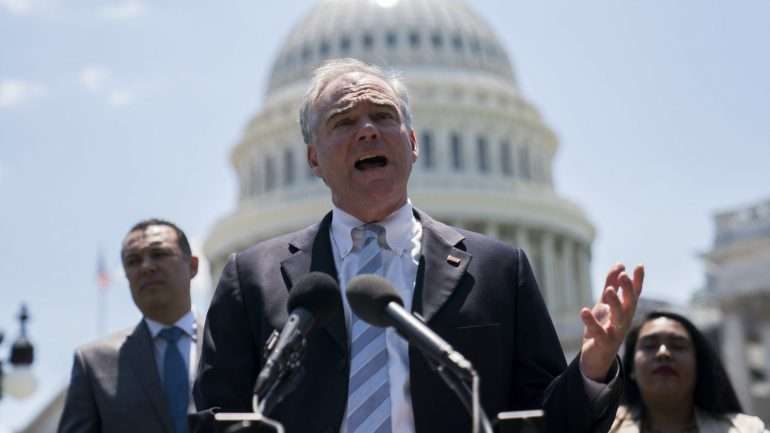 Kaine, que integrou, como candidato à vice-presidência, a candidatura de Hillary Clinton à Presidência dos EUA em 2016