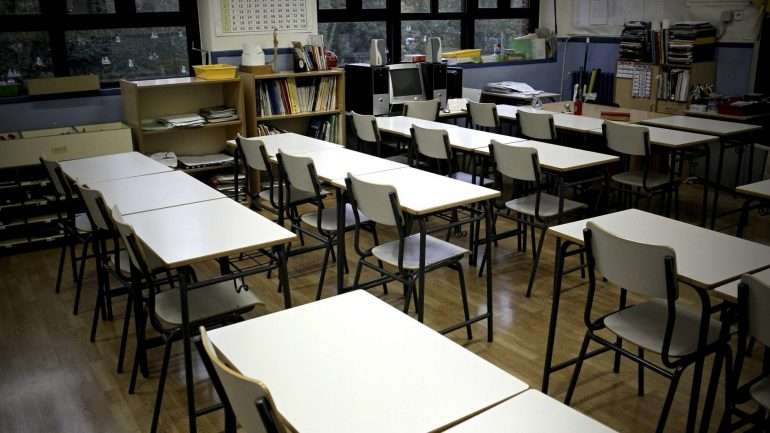 A falta de psicólogos nas escolas portuguesas tem sido reiterada, tanto pela comunidade educativa como pela Ordem dos Psicólogos, que em abril estimou que seriam necessários 500 profissionais nos estabelecimentos de ensino