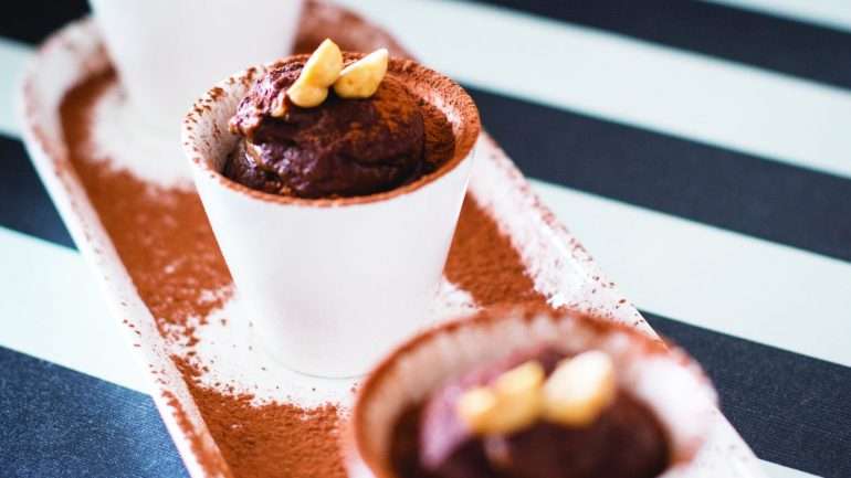 Em "Prata, pratinha, pratão", a atriz e finalista do programa "MasterChef Celebridades" quis mostrar receitas saudáveis e indicadas para os mais pequenos. Por isso há até jogos e páginas para colorir pelo meio.