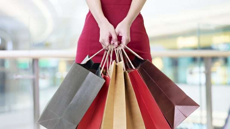 Fazer bem as contas, pensar no que já tem e evitar entrar em lojas deprimido são só algumas das dicas para evitar fazer compras por impulso.