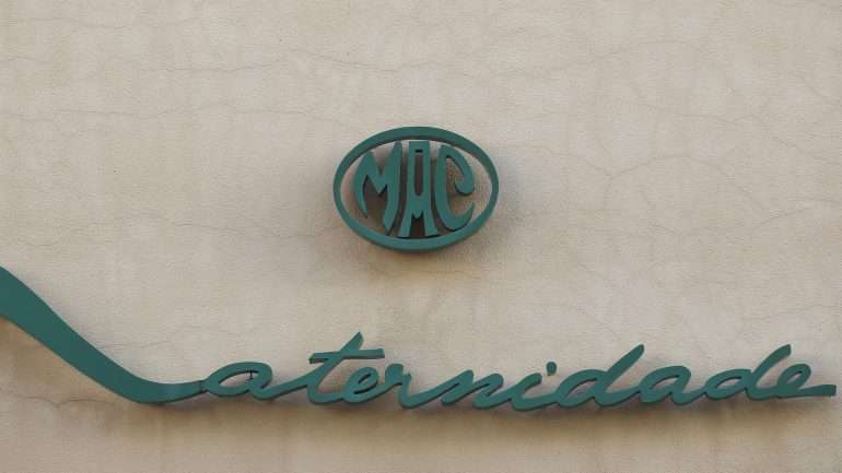 Em frente da entrada da MAC, uma dúzia de enfermeiros especialistas iniciaram esta quinta-feira uma manifestação silenciosa