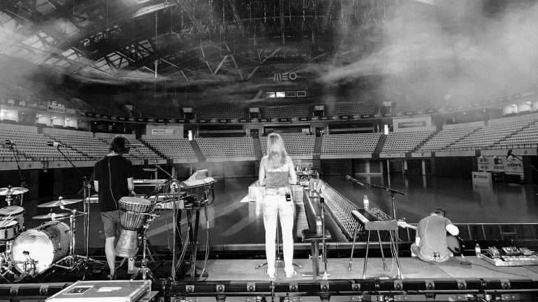 Os London Grammar não autorizaram captura de imagens. No Facebook, partilharam uma fotografia do "soundcheck" no MEO Arena