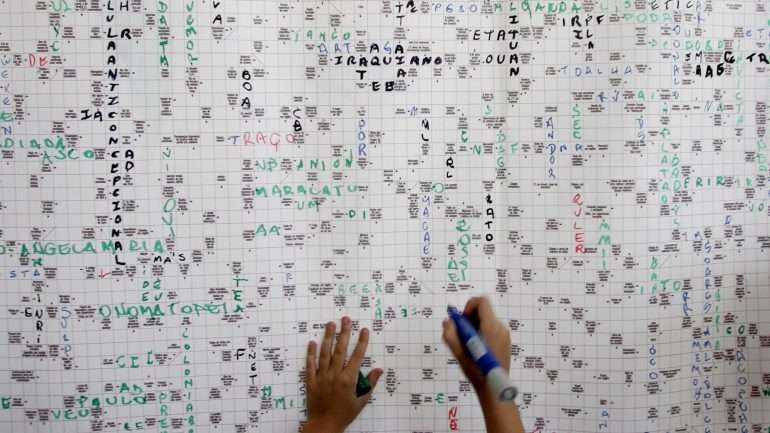 Os investigadores conseguiram calcular que as pessoas com o hábito de fazer palavras-cruzadas têm funções cerebrais equivalentes a pessoas dez anos mais novas