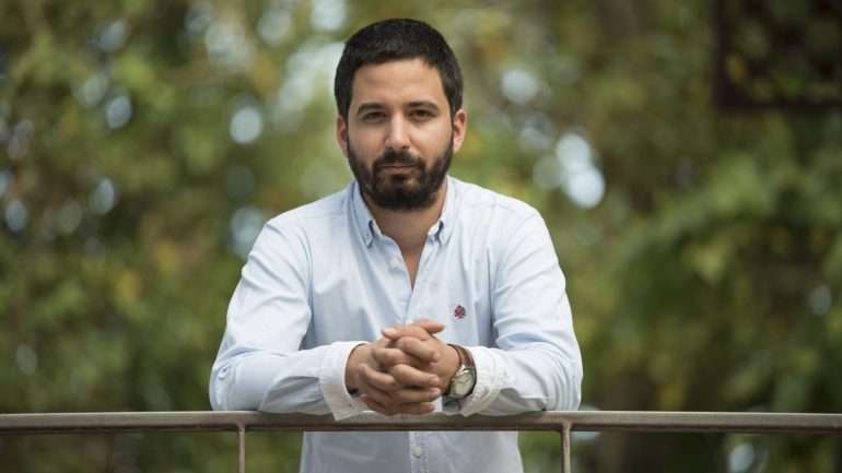Fabian Figueiredo, candidato do BE a Loures, assina a queixa entregue na PGR esta segunda-feira