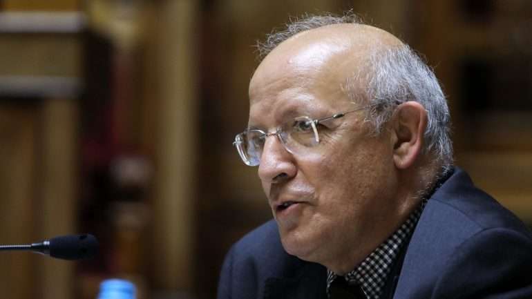 Santos Silva disse dar "mais valor" ao facto de o país ter "cumprido os compromissos orçamentais"
