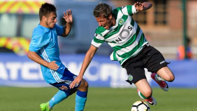 Fábio Coentrão voltou à titularidade e ainda assustou, após uma entrada mais dura do extremo Sari