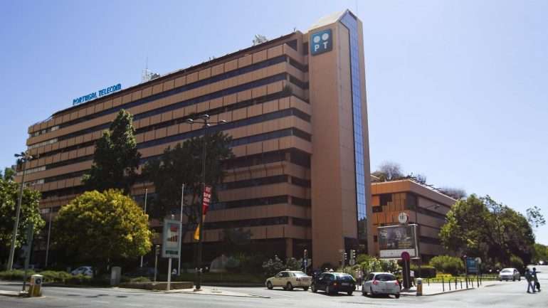 Os contratos caducam com a morte do titular
