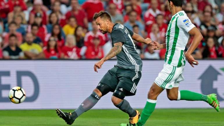 Seferovic fez assim o primeiro golo do encontro, com um chapéu de fora da área ao guarda-redes Adán