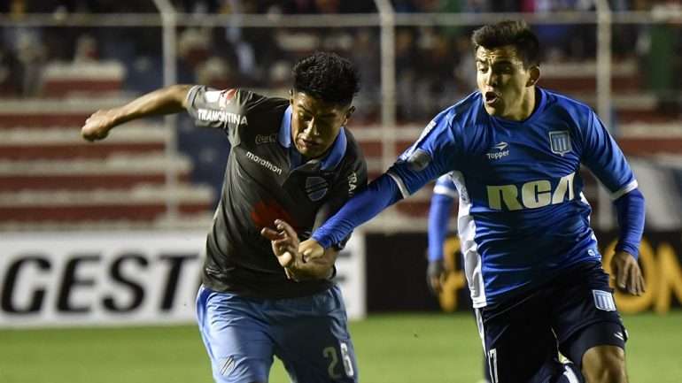 Acuña, aqui à direita, brilhou nos últimos três anos ao serviço do Racing e chegou mesmo à seleção argentina
