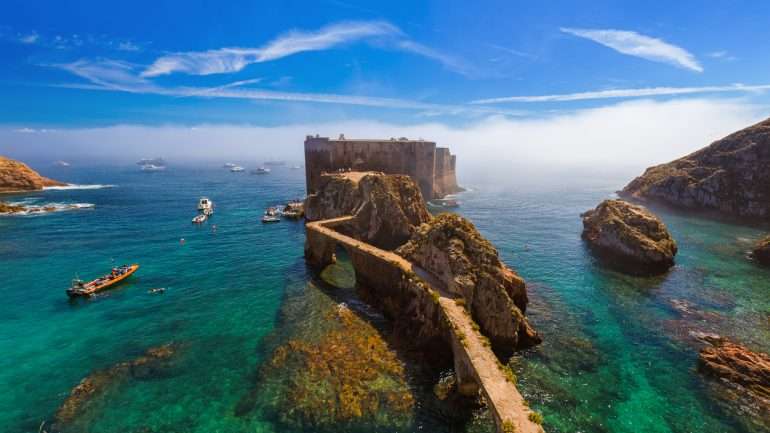 Um dos passeios sugeridos permite explorar as grutas da ilha da Berlenga, em Peniche, e até ver os peixes a partir do casco transparente.