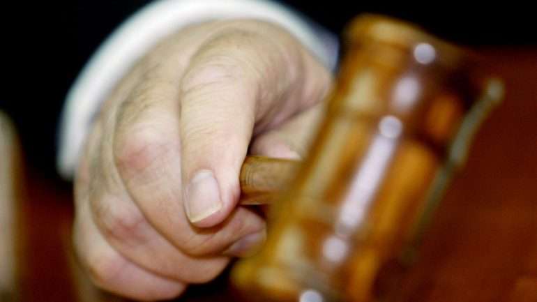 Os arguidos, ambos com 40 anos, respondem por um crime de exposição ou abandono, agravado pelo resultado da morte da criança