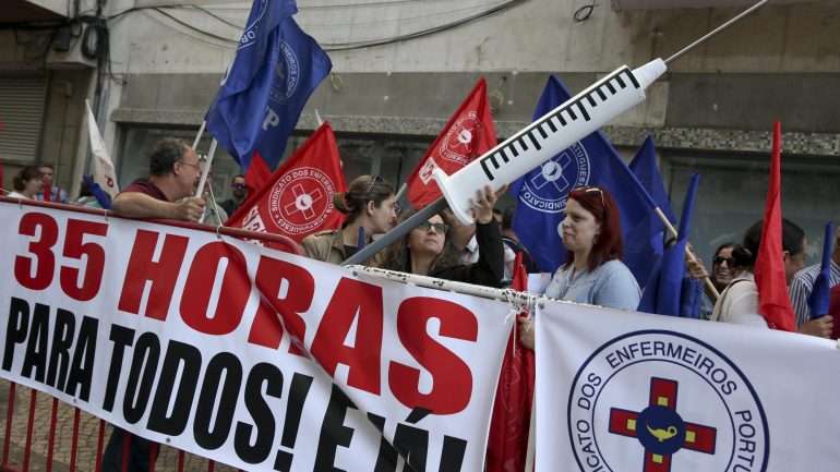 Os enfermeiros estavam em greve de zelo desde maio, sendo que os especialistas em saúde materna e obstétrica não prestavam cuidados diferenciados desde o início de julho