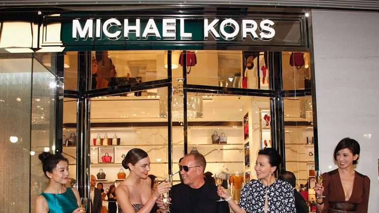 A empresa foi co-fundada pelo sapateiro Jimmy Choo, que se formou no Cordwainers Technical College, em Londres, e pela ex-jornalista da Vogue, Tamara Mellon, em 1996