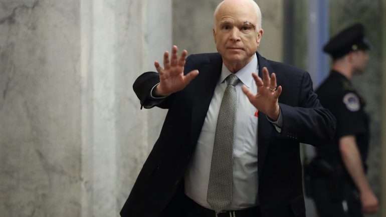 McCain explicou que votou contra porque a proposta "ficou aquém da nossa promessa de revogar e substituir o Obamacare"