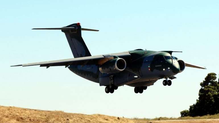 O ministro da Defesa é, segundo o diploma, quem dirige as negociações com a Embraer e as negociações com outras entidades e quem constitui uma equipa