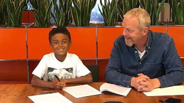 Shane Kluivert partilhou no seu Instagram o momento em que assinou contrato com a Nike