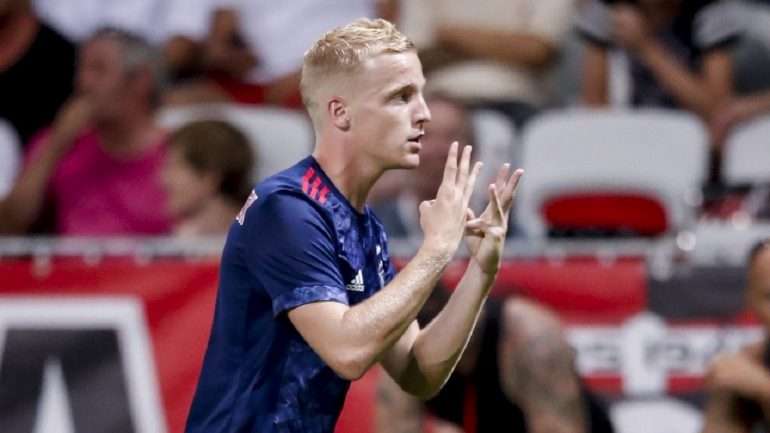 Três e quatro: Donny van de Beek marcou ao Nice e recordou nos festejos o amigo Appie Nouri com o número da camisola