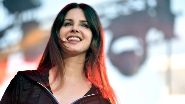 A capa de "Lust For Life" é semelhante à dos três discos anteriores. Com uma diferença: Lana Del Rey sorri.