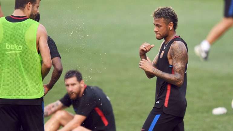 Neymar tinha brincado com Piqué num treino simulando uma luta; agora, com Nélson Semedo, aconteceu mesmo