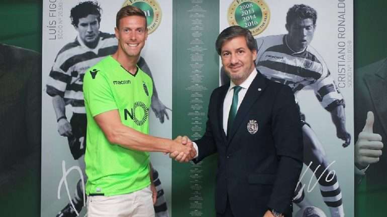 Salin assinou contrato com o Sporting e tirou a habitual fotografia com o presidente do clube, Bruno de Carvalho
