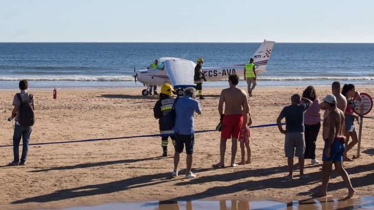 A avioneta -- um avião monomotor de dois lugares -- é um Cessna 152 que pertence ao Aeroclube de Torres Vedras