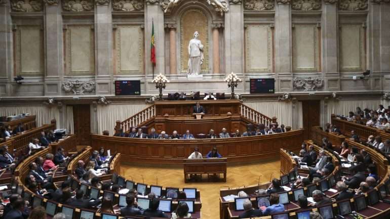 O motivo mais invocado para justificar as ausências foram o trabalho político e missão parlamentar