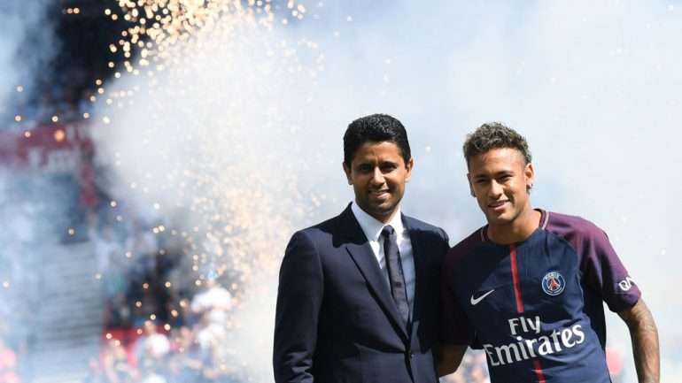 Nasser Al-Khelaifi e Neymar estiveram no relvado, fizeram curtos discursos e houve fogo de artifício