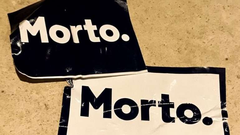 Autocolantes começaram a ser colados em caixotes do lixo e mupies da cidade do Porto este fim de semana. Foto retirada do Facebook de Rui Moreira