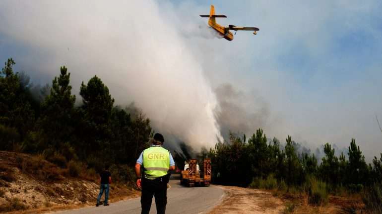 O incêndio estava a ser combatido às 18h45 por 429 operacionais, apoiados por 118 viaturas e 8 meios aéreos