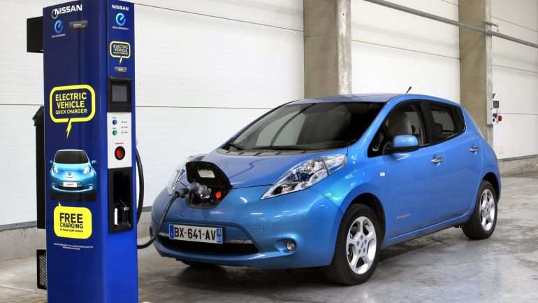 Na Dinamarca já funciona um novo modelo de negócio, em que os automóveis eléctricos "ganham" até 1.300€ por ano por estarem estacionados nos postos de carga, fornecendo energia à rede