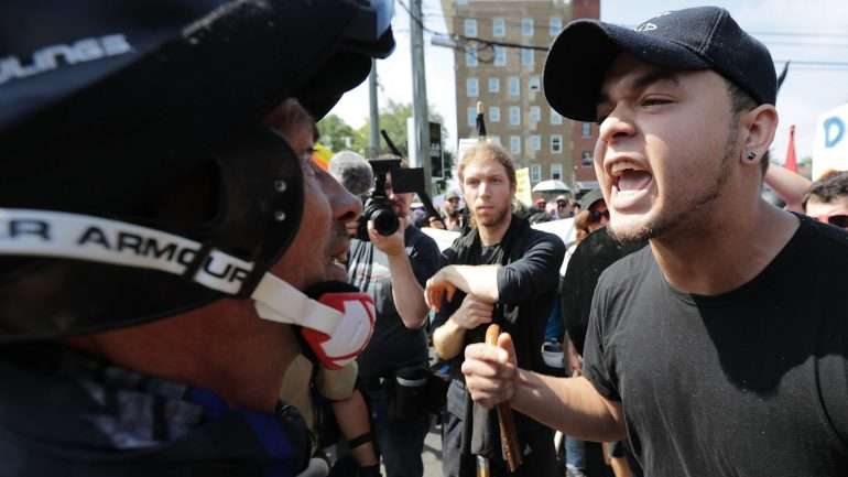 Mais de 6.000 pessoas marcharam no sábado em Charlottesville, EUA