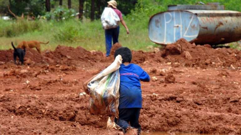 Sinneh Kamara relatou que mais de 200 corpos foram transportados para a morgue, cujas instalações ficaram sobrelotadas.