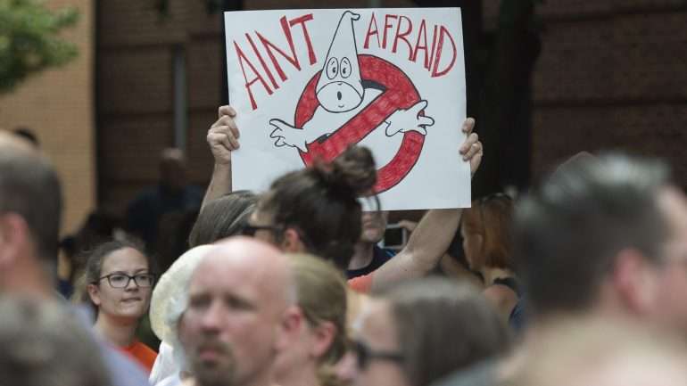 Um dos contra-protestos em Charlottesville, como aquele onde morreu Heather Heyer