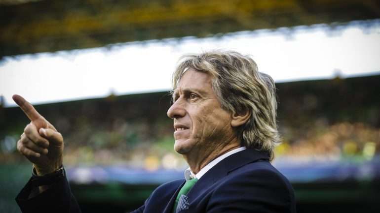 Jorge Jesus ainda procura a melhor fórmula no meio-campo quando William não pode jogar (estava castigado)