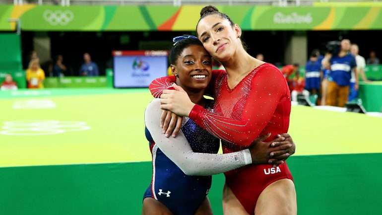 Aly Raisman com Simone Biles, a menina prodígio que ganhou quatro ouros e um bronze com 19 anos nos Jogos de 2016