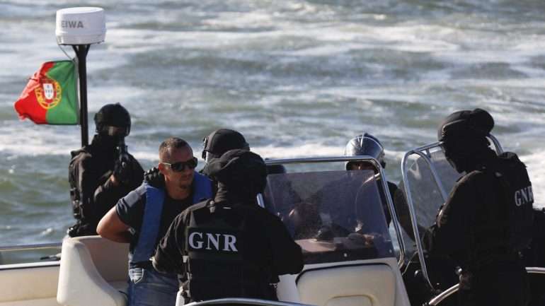 Os migrantes foram encaminhados para as autoridades gregas