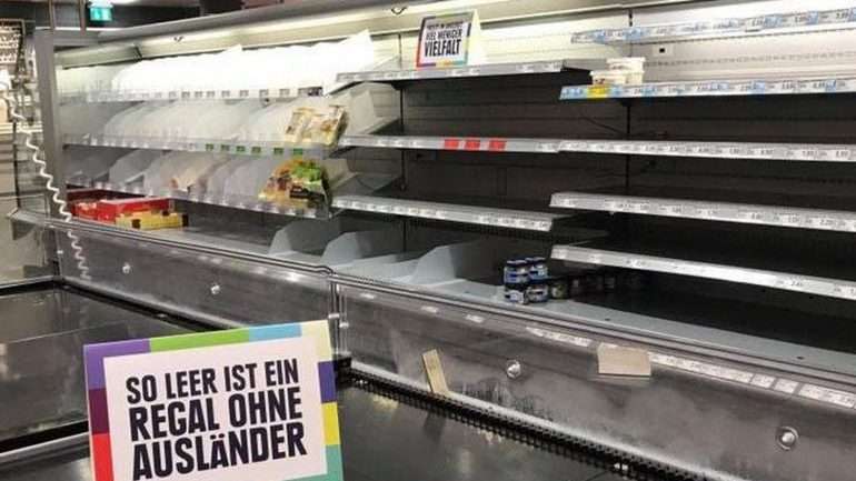 "Que prateleira tão vazia sem estrangeiros", lê-se num dos cartazes colocados no supermercado
