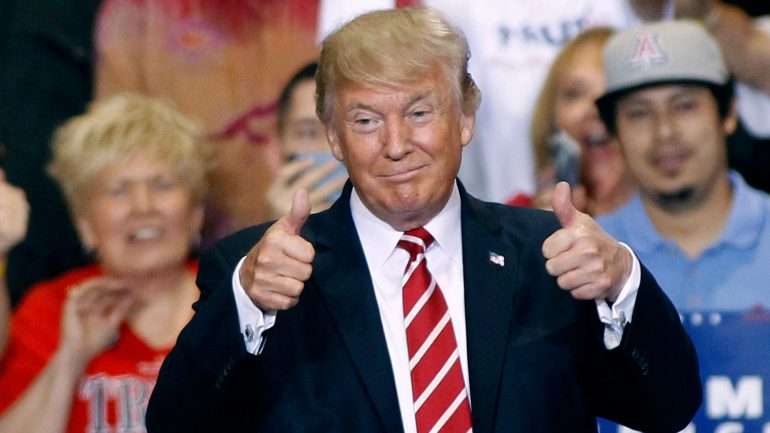Trumpado Trump partilha meme de si próprio a eclipsar Obama – Observador