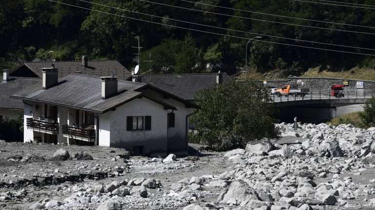 Várias habitações foram destruídas depois de uma parte da montanha se ter desintegrado na vila suíça de Bondo