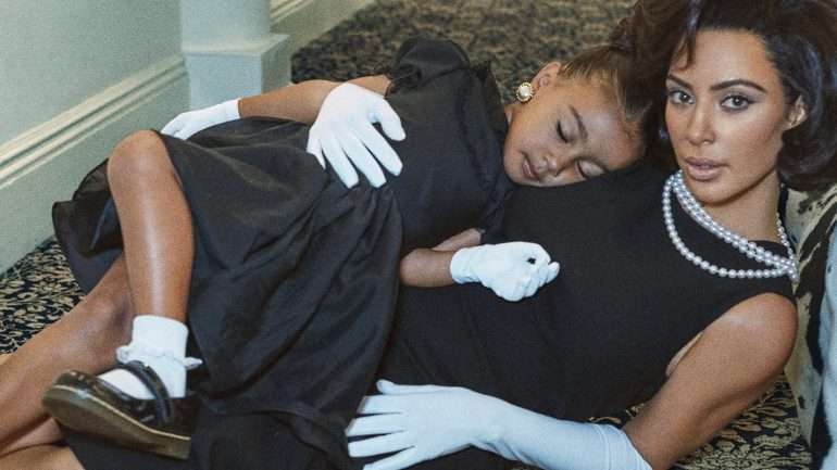 Kim Kardashian West aparece pela primeira vez na capa de uma revista com a filha de quatro anos, North West.
