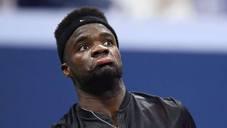 Roger Federer deixou rasgados elogios ao jogo de Frances Tiafoe após a vitória em cinco sets