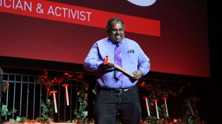 Daryl Davis é visto como um exemplo na sociedade mas também é alvo de críticas de alguns ativistas