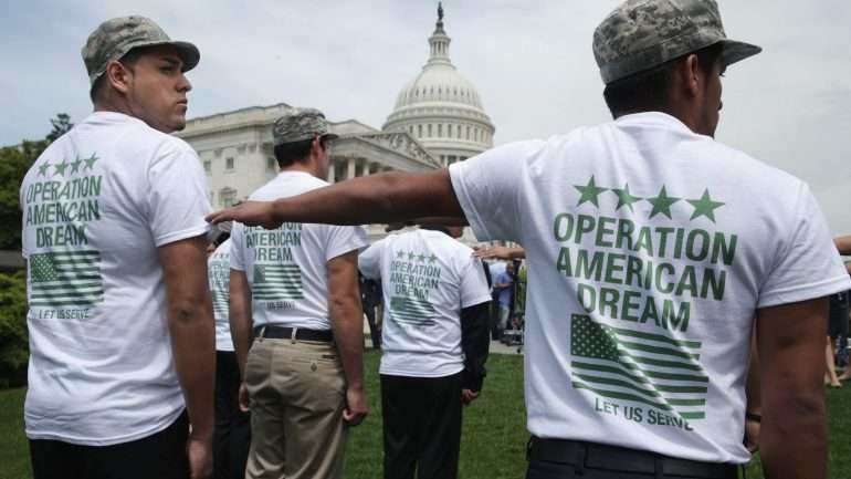 Um grupo de "Sonhadores", jovens que chegaram aos Estados Unidos sem autorização, pedem acesso ao serviço militar
