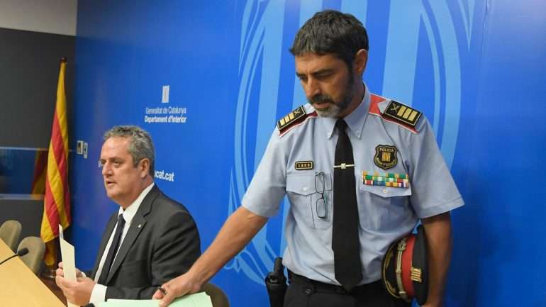 Joaquin Forn, da Administração Interna catalã, e Josep Lluis Trapero, dos Mossos de Esquadra, na conferência de imprensa de ontem