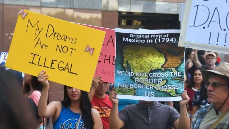 Há cerca de 800 mil pessoas protegidas pelo programa DACA, que autoriza os jovens que chegaram ilegalmente aos Estados Unidos a permanecer e trabalhar no país