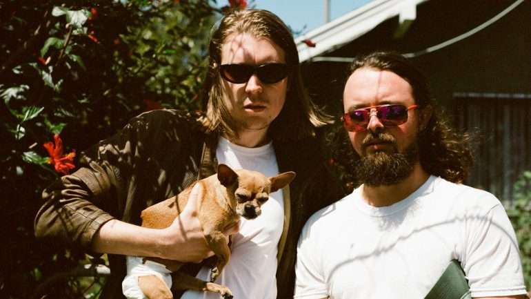 Alex Cameron (esquerda) e o seu "braço direito", o saxofonista Roy Molloy (direita)