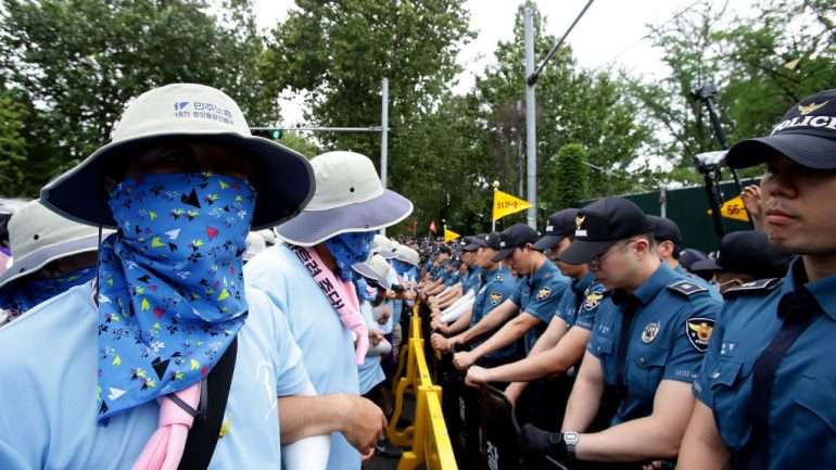 Centenas de pessoas manifestaram-se contra a instalação dos quatro mísseis