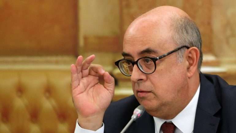 O ministro da Defesa disse esperar, "como qualquer cidadão", que "se possa vir a saber quem foi, porque foi e onde está o material"