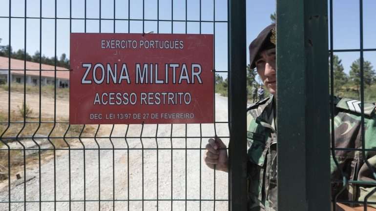 O deputado do CDS-PP continua a defender que Azeredo Lopes não tem condições para estar no cargo