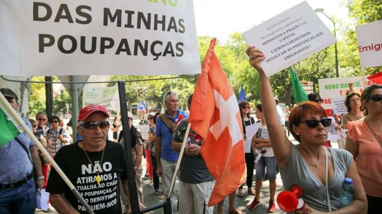 Os protestantes vão estar em frente às instalações do Novo Banco de Gaia